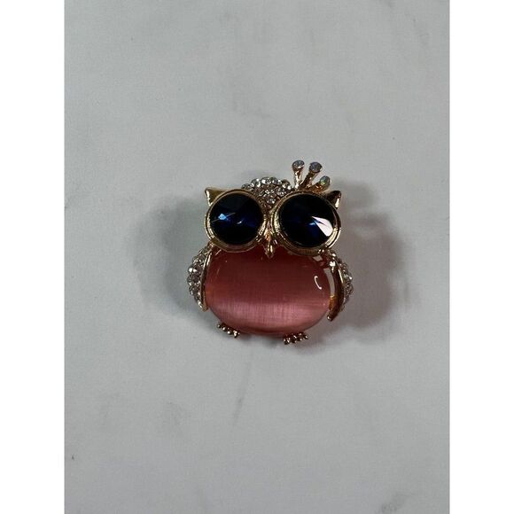 Sweet Owl Pin/Brooch w/ Large Blue Eyes. Blue & Pink. 1 1/2" x 1 1/4". - Picture 1 of 8